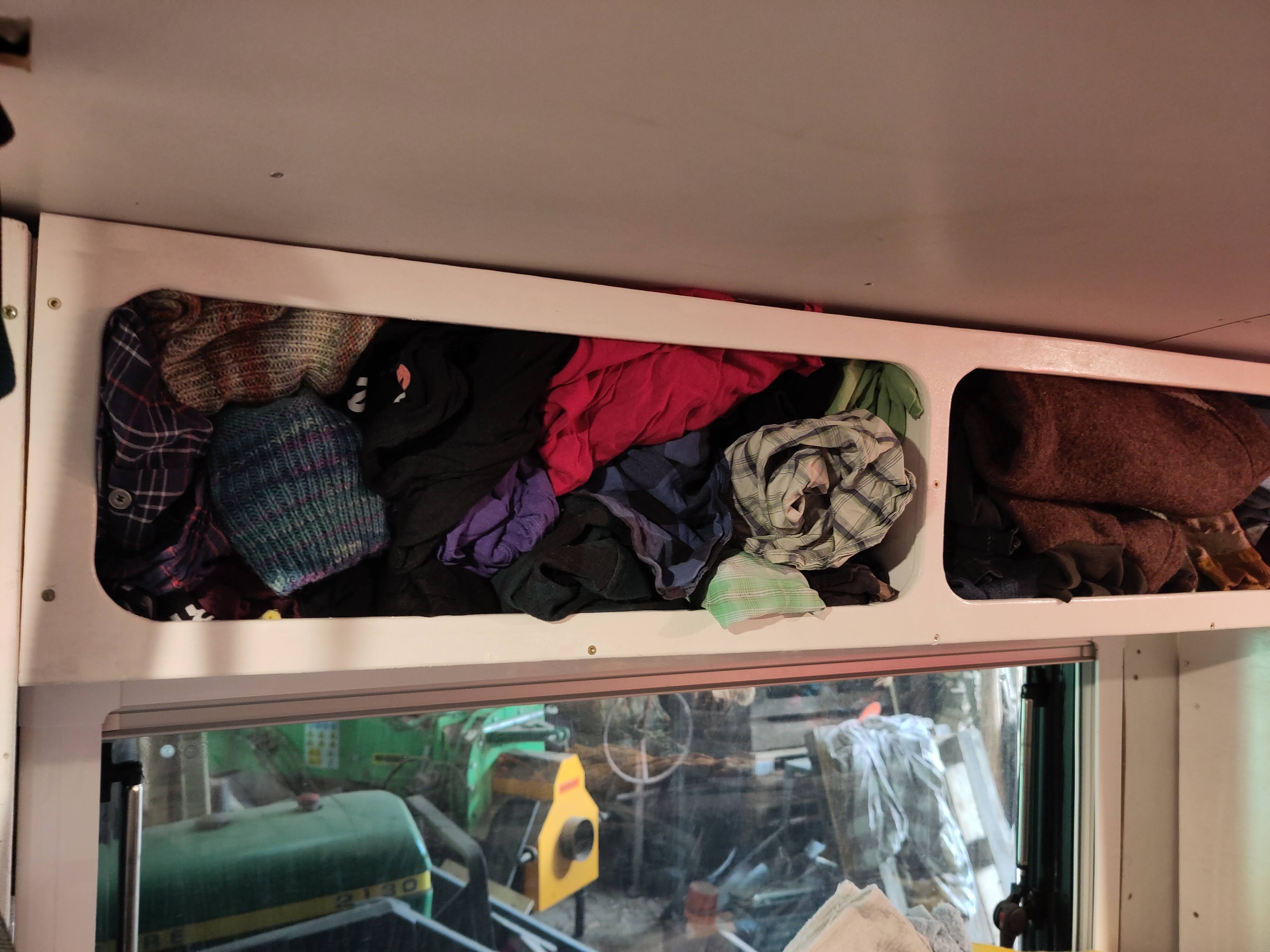 Voll gestopfter Kleiderschrank