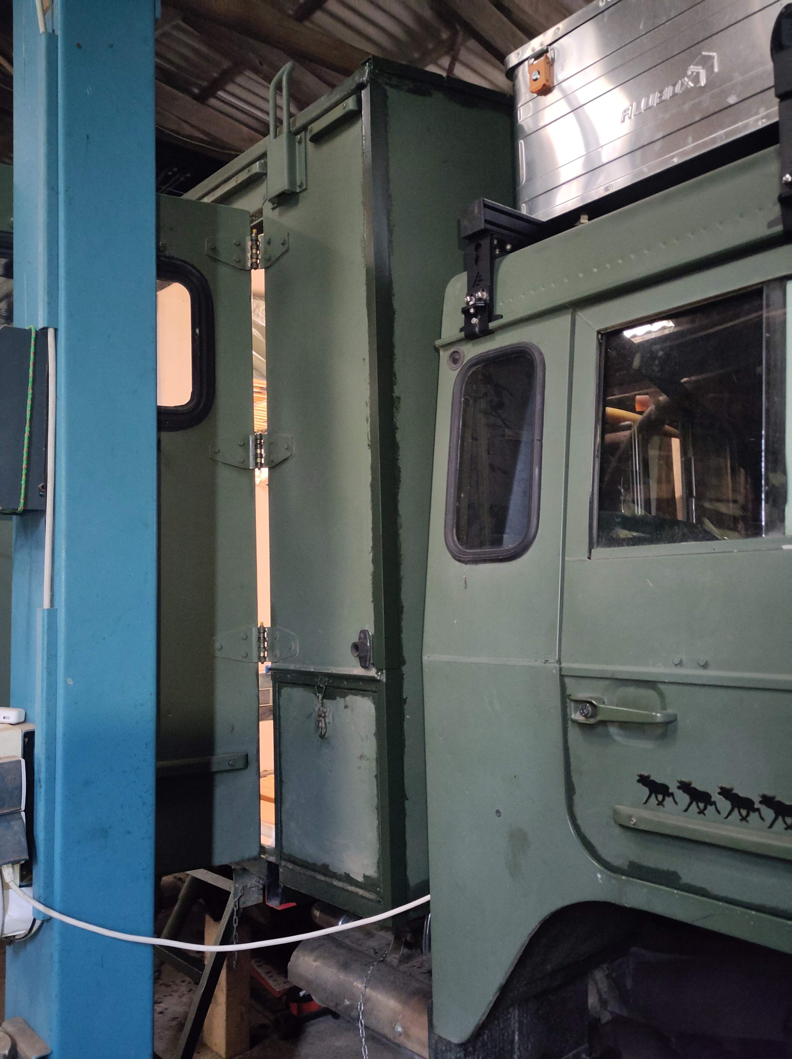 Verstärkung der Kofferecken mit 3mm Aluwinkeln