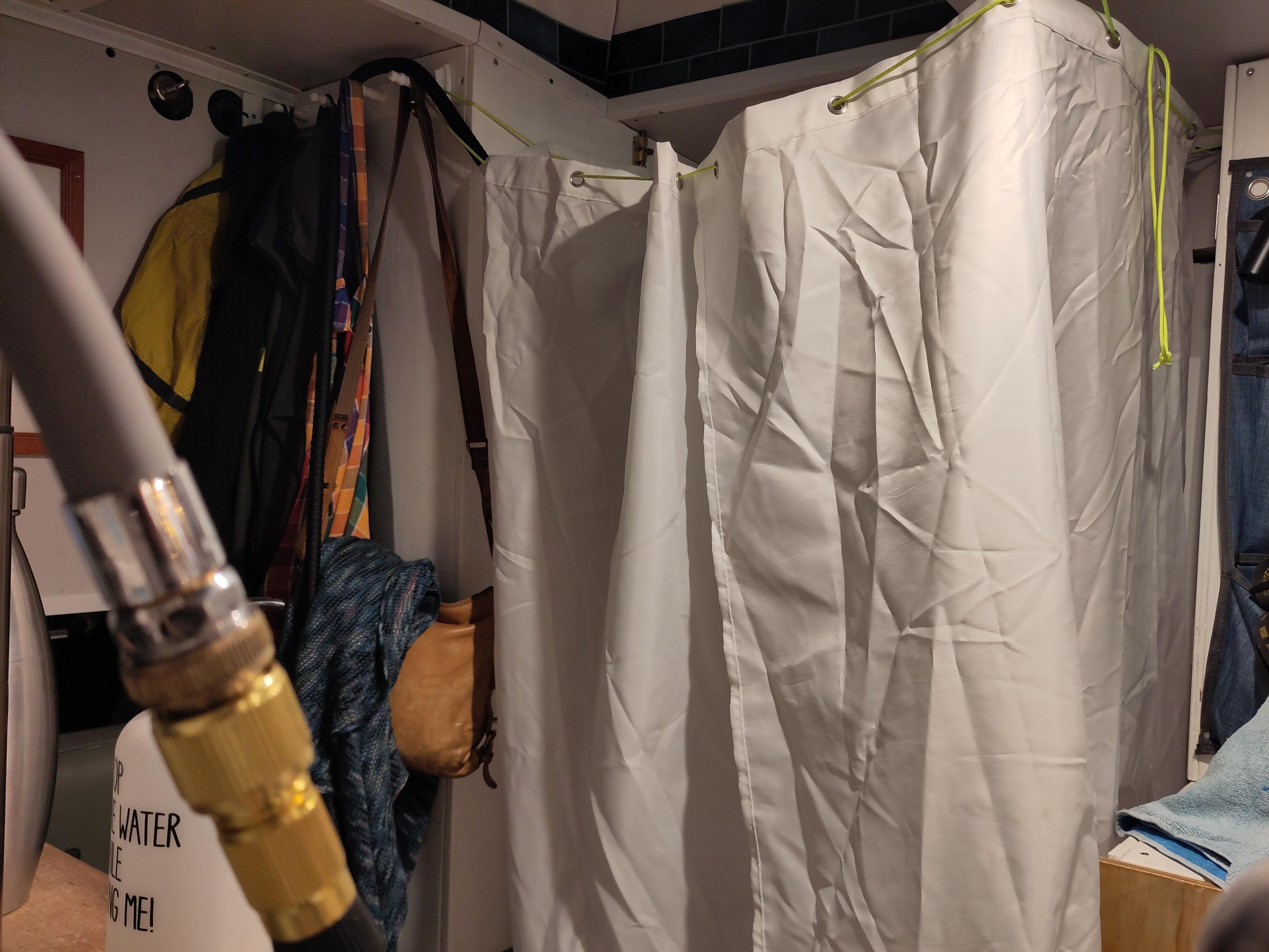 Foto vom Duschvorhang wie er im Volvo vor der Eingangstür aufgehängt ist.