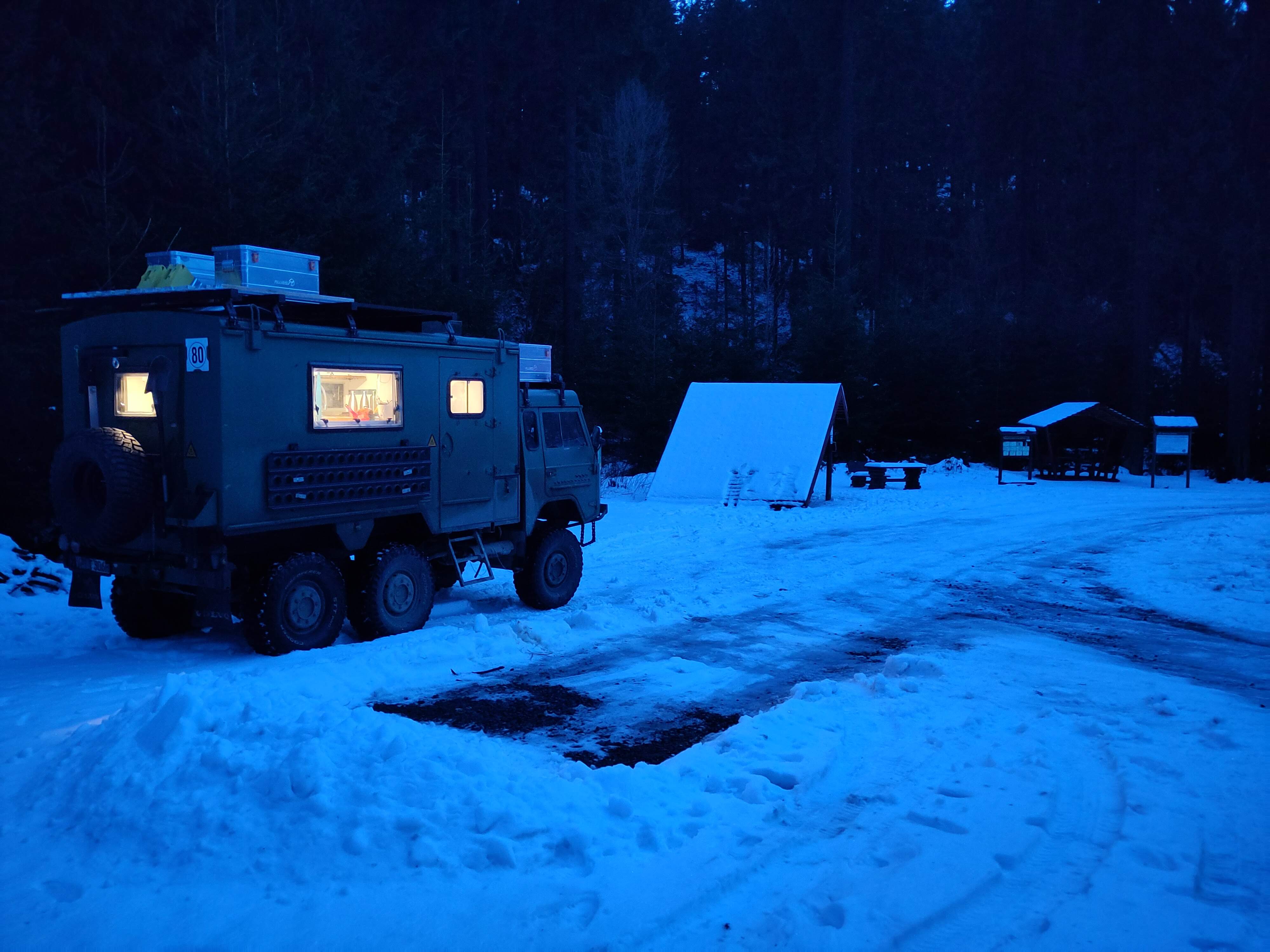 Bild 1: Volvo auf einem Wanderparkplatz im Schnee in Südpolen.