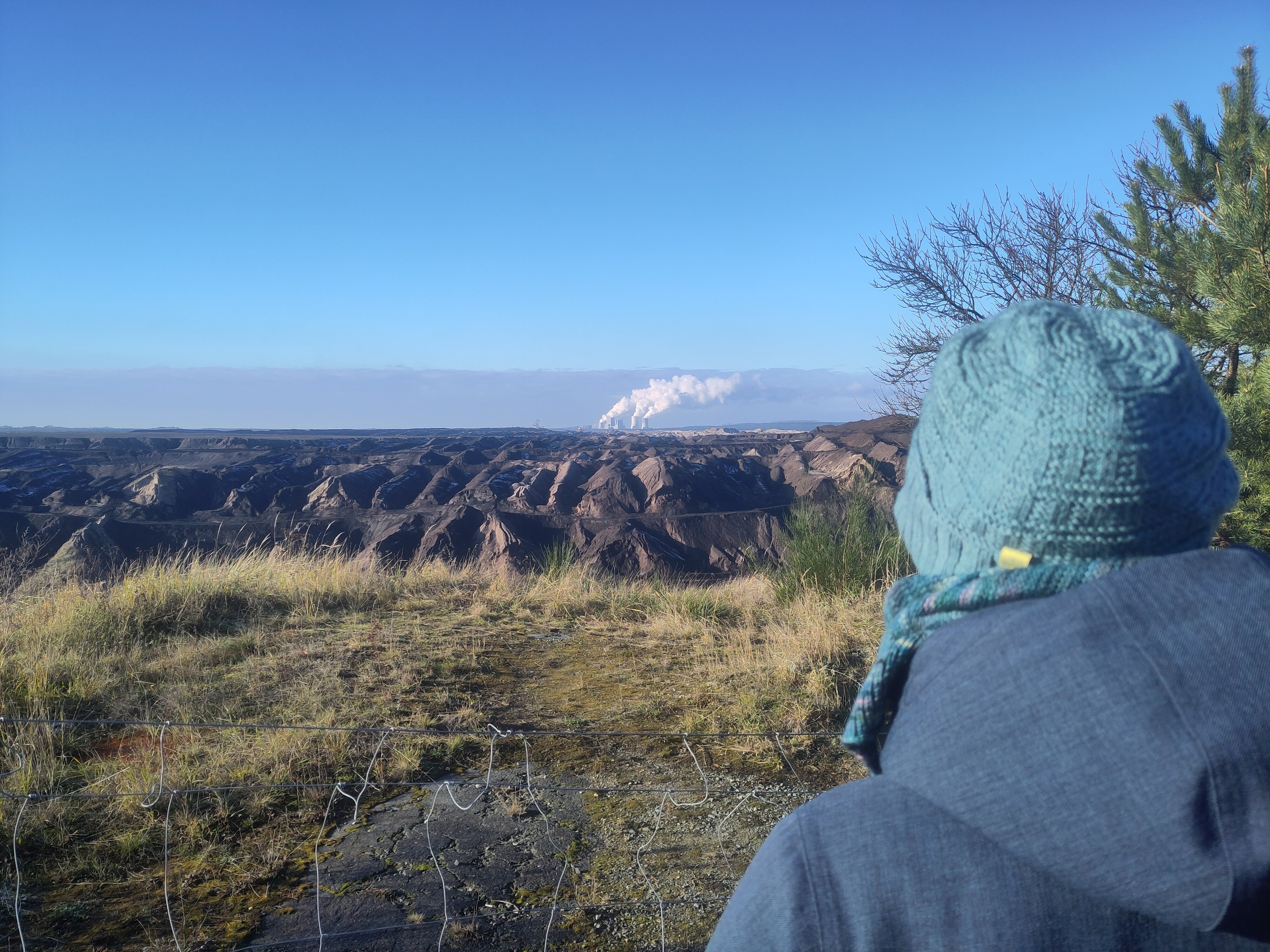 Bild 3: Tagebau in der Lausitz, Erd-/Kohleberge und Dampfschwaden.