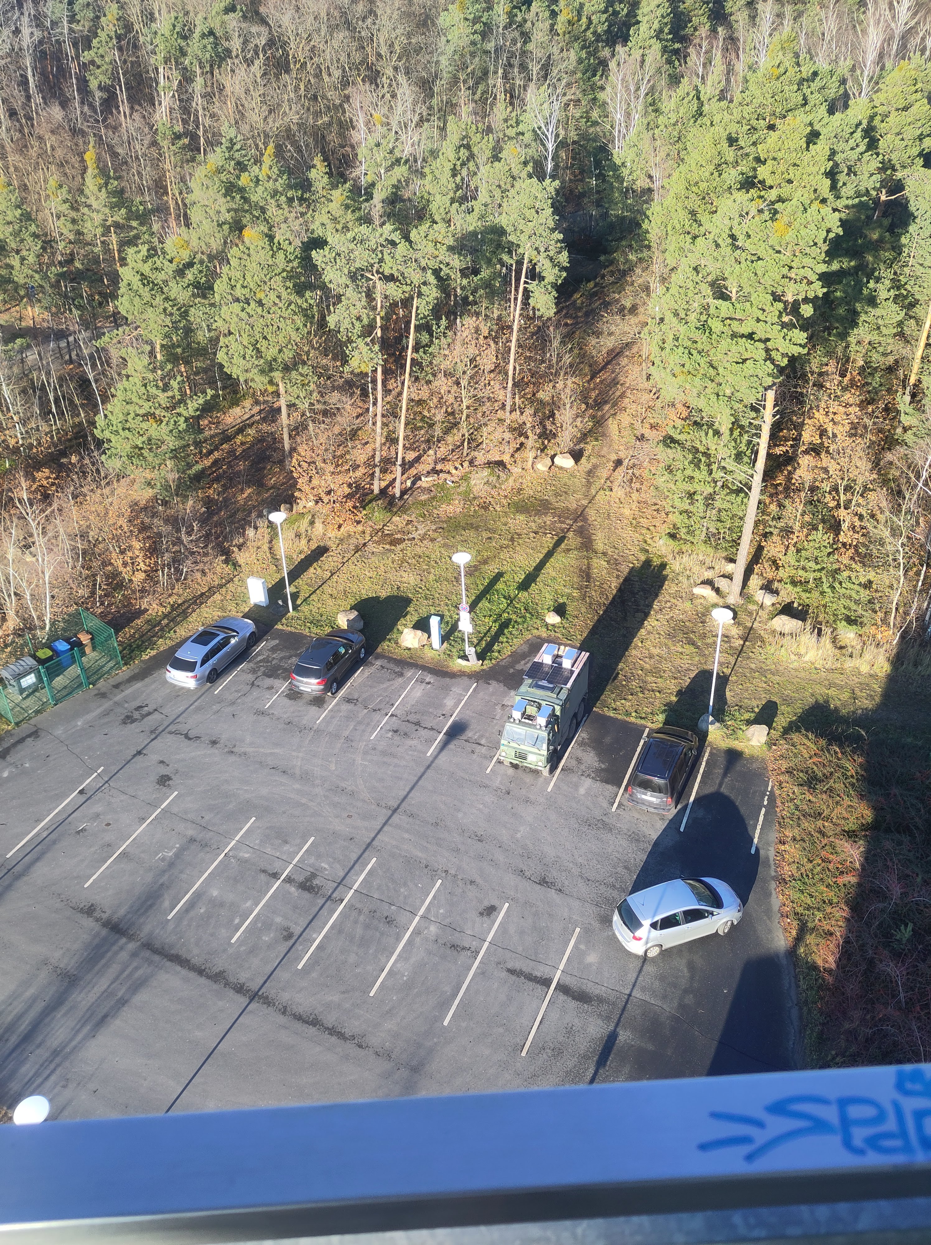 Bild 4: Blick hinab auf den Volvo vom Aussichtsturm des Tagebaus