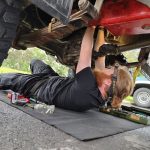 Foto von Chris unterm Auto