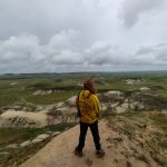 Foto: Chris im Regen mit Ausblick auf die Prärie im Gasslands Nationalpark.