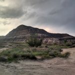 Foto von einer Felsformation und Gewitterwolken