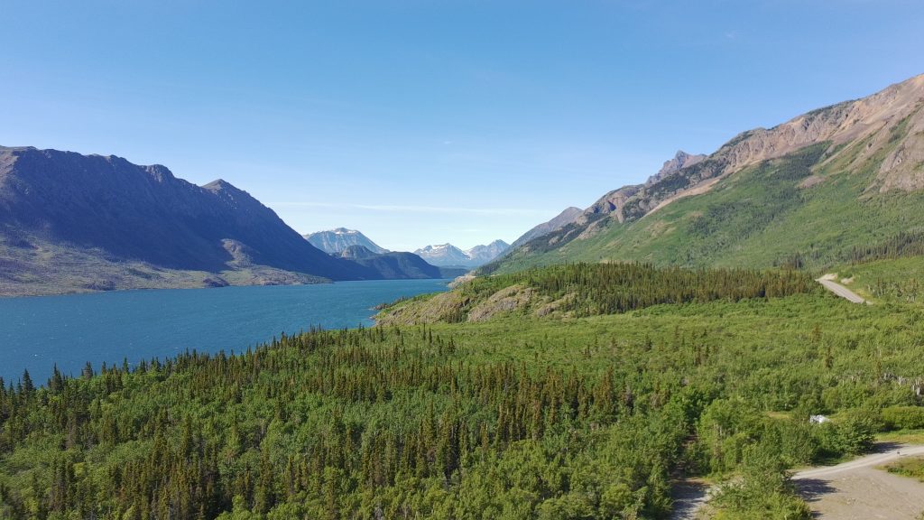 Drohnenaufnahme vom See und den Bergen