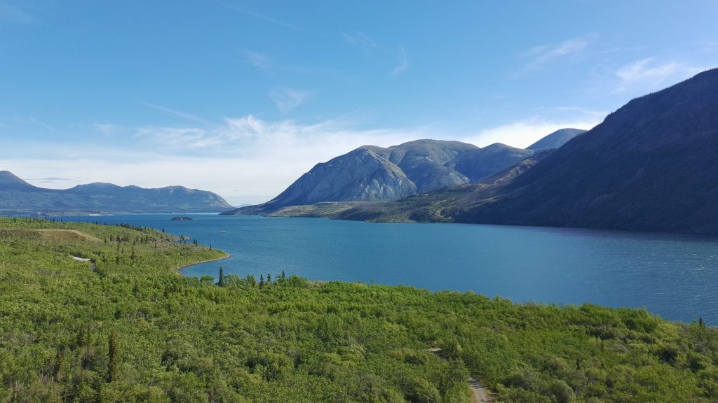Drohnenaufnahme vom See und den Bergen