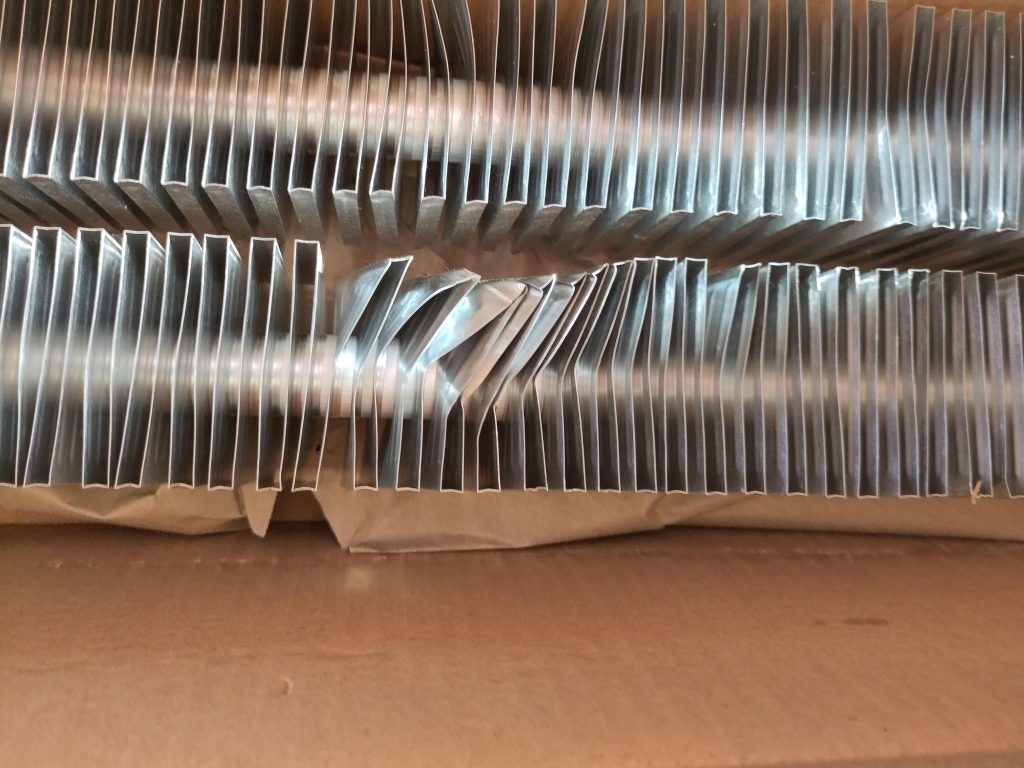 Bild 4. Die Konvektoren noch im Karton. Die Bleche sind super dünn und sind deswegen verbogen (gab auch etwas Geld zurück). Hier sieht man, dass das Wasser nur in der Mitte fließt und die Lamellen nur die Oberfläche vergrößern.