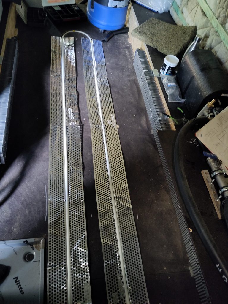 Bild 2. Übersichtsbild auf die Heizung. In die Bodenplatte ist ein Schlitz gefräßt für die Fußbodenheizung. Links und Rechts der Leitungen sind später Möbel, in den die Konvektoren teilweise verschwinden.