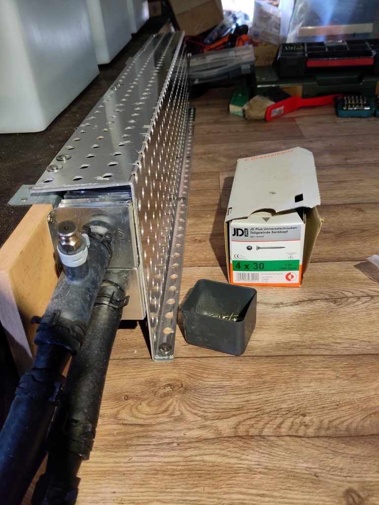 Bild 1. Eingebaute Konvektoren mit Schutzblech und Entlüftungsventil