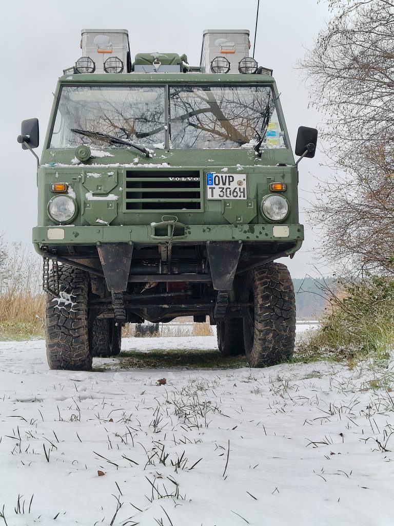 Foto vom Volvo von vorne auf verschneitem Boden.