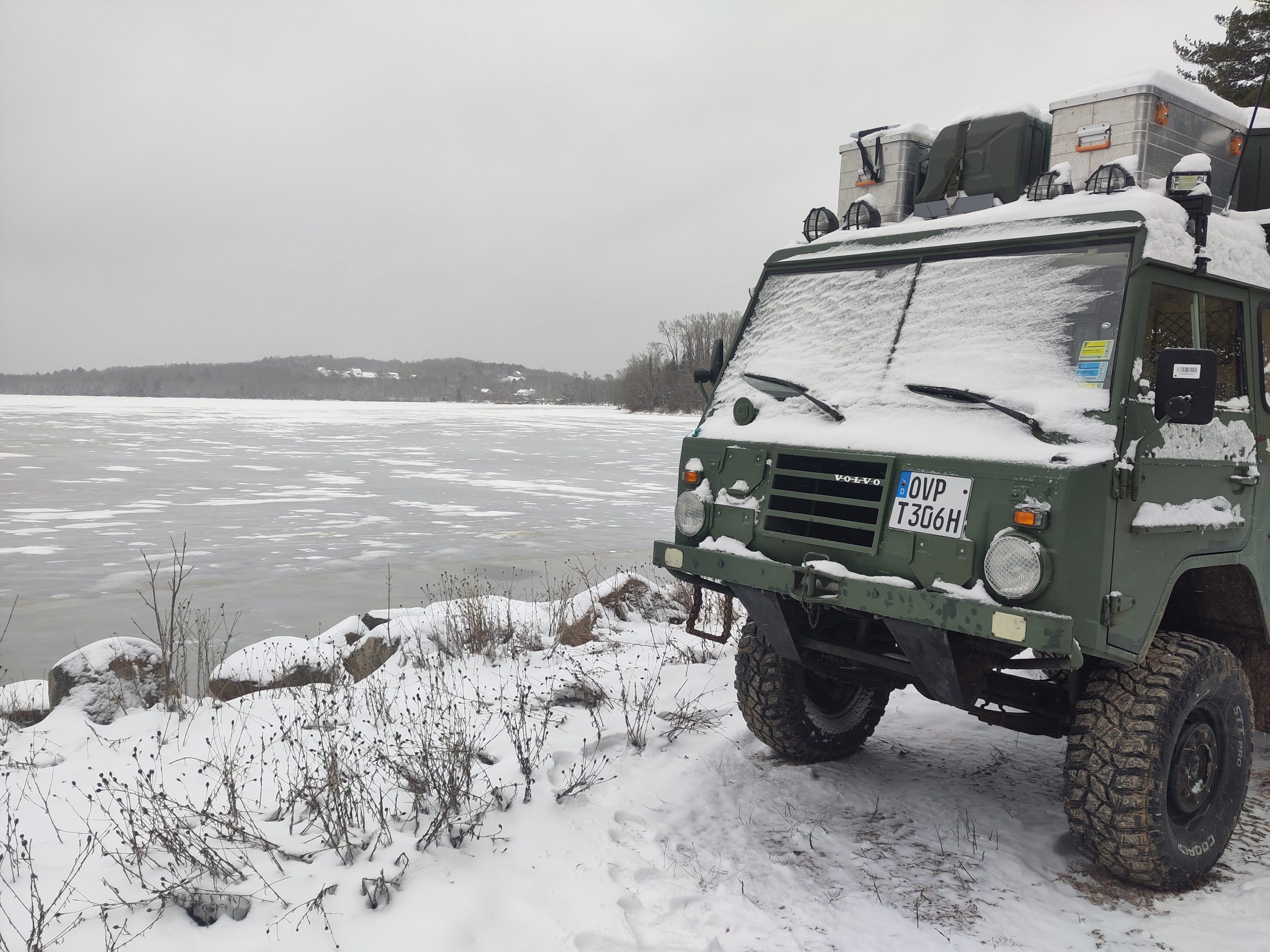 Volvo am zugefrorenen See