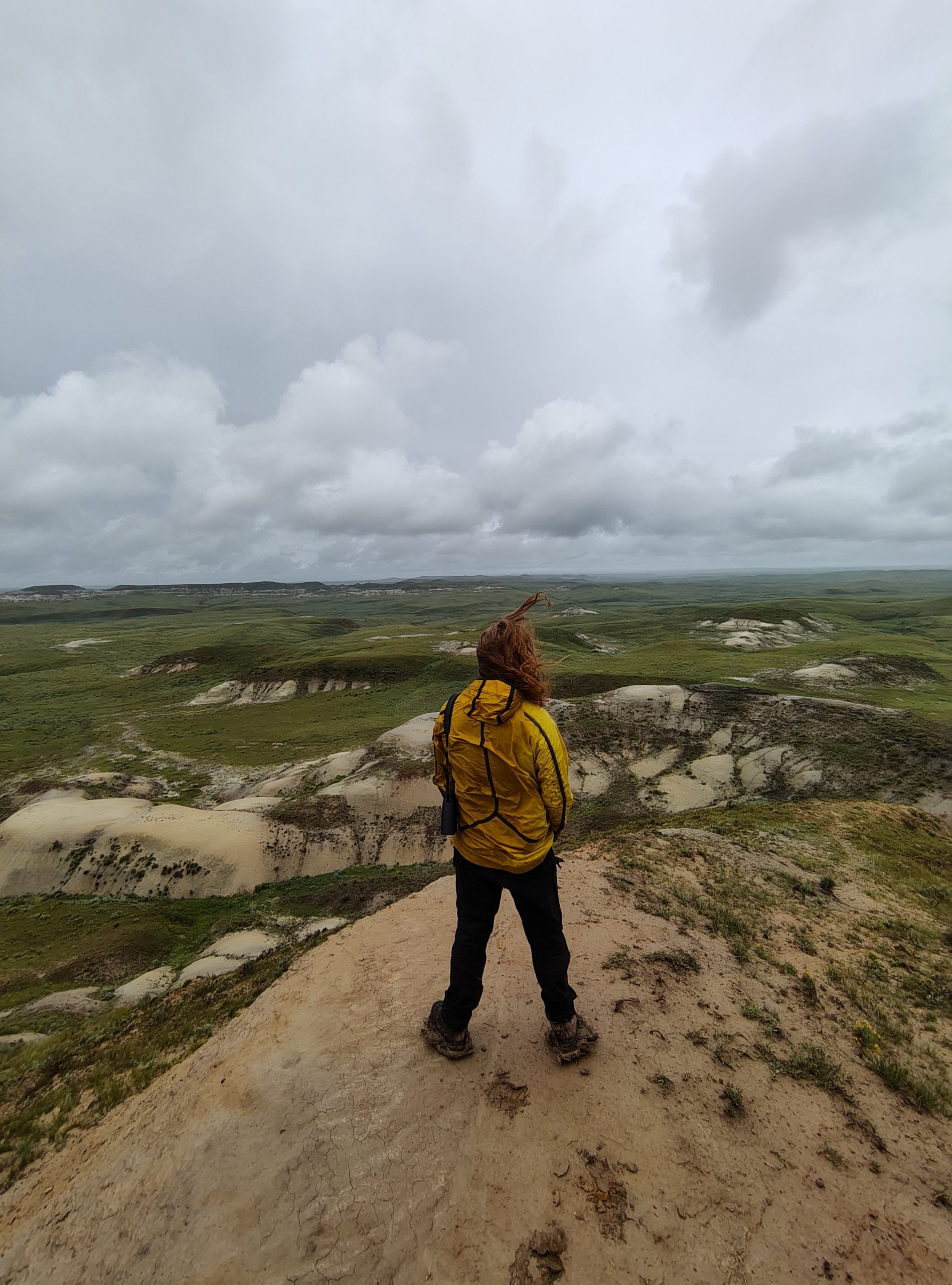 Foto: Chris im Regen mit Ausblick auf die Prärie im Gasslands Nationalpark.