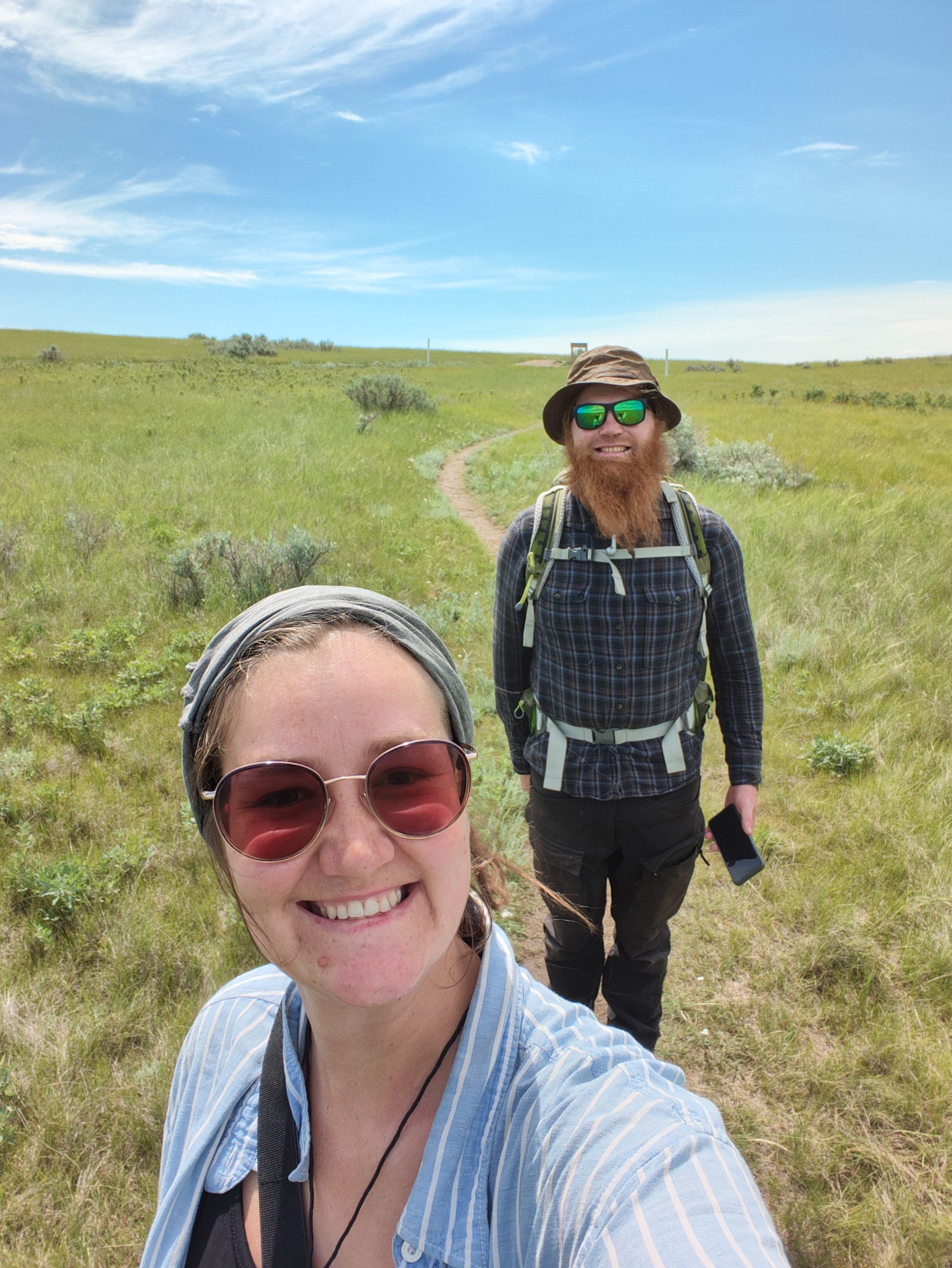 Foto: Bretti und Chris wandern durch die Prärie