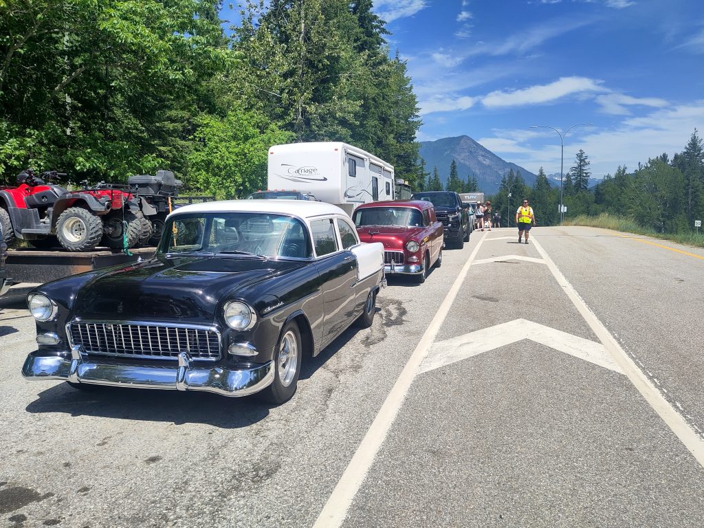 Oldtimer warten auf die Fähre