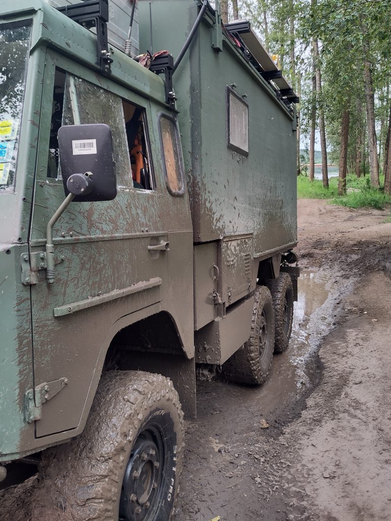 Mit Schlamm bespritzer Volvo