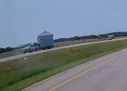 Silo wird auf Autoanhänger transportiert