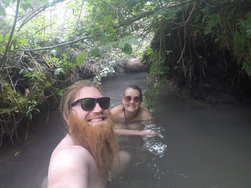 Chris und Bretti Selfi im zugewucherten Fluss