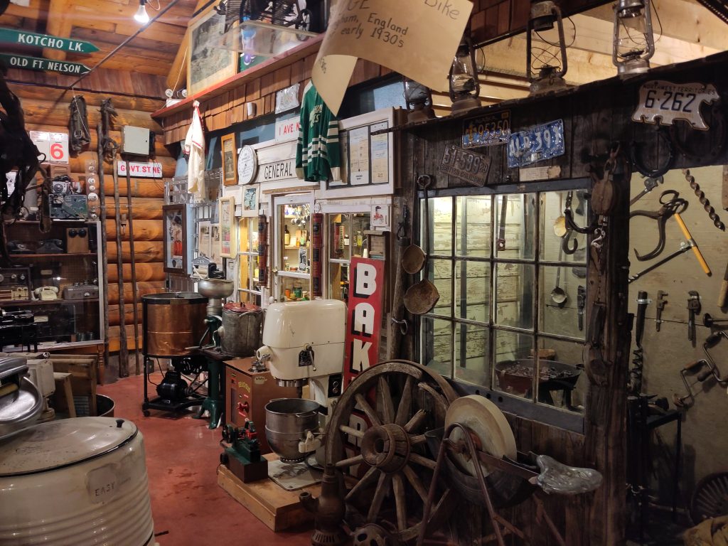 Alte Dinge im Museum, alles ganz schön chaotisch