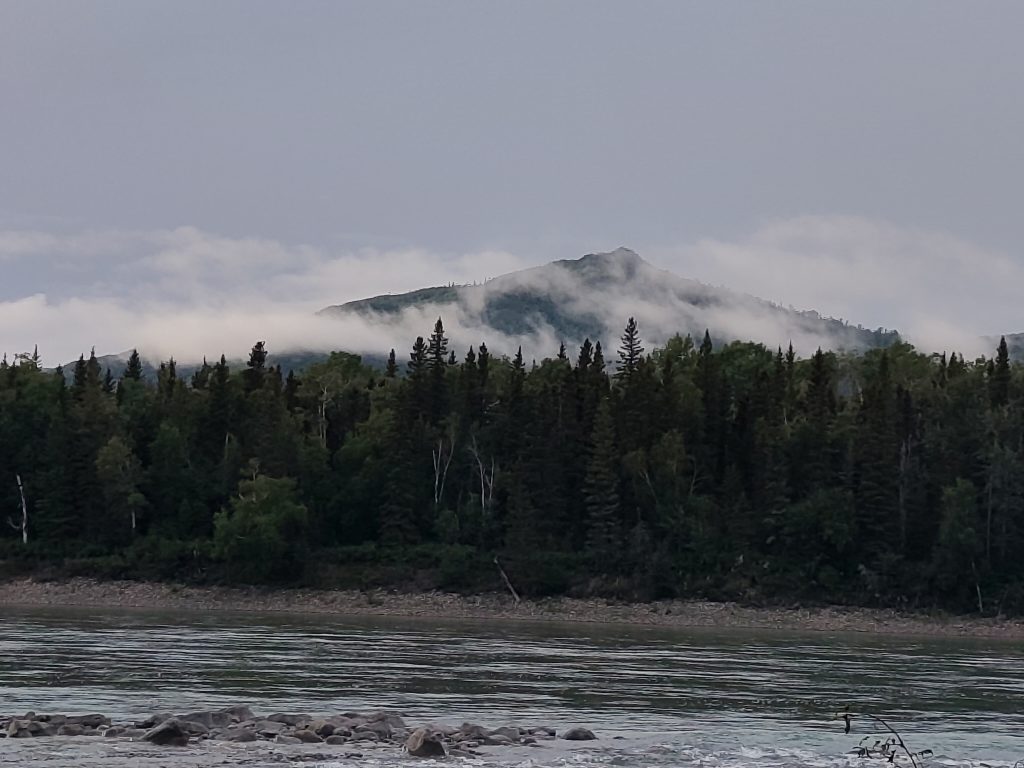 Der Berg auf der anderen Flussseite ist völlig in Wolken verhangen