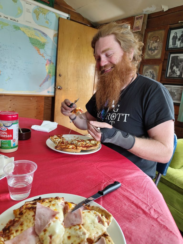 Foto: Chris isst Pizza in der Snackbar
