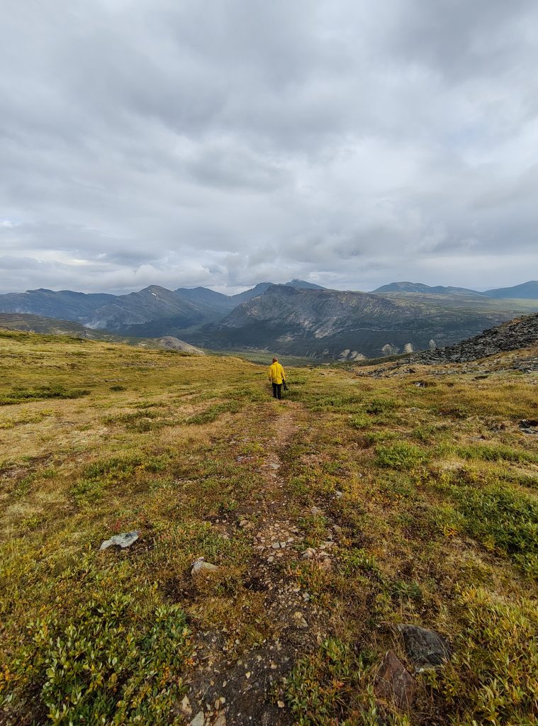Foto: Chris beim Spazieren auf dem Keno Hill mit Aussicht auf weitere Berge