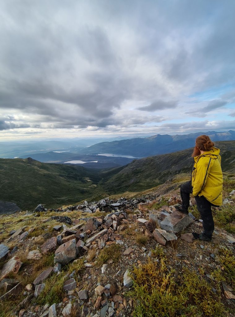 Foto: Chris, der den Berg hinab ins Tal schaut